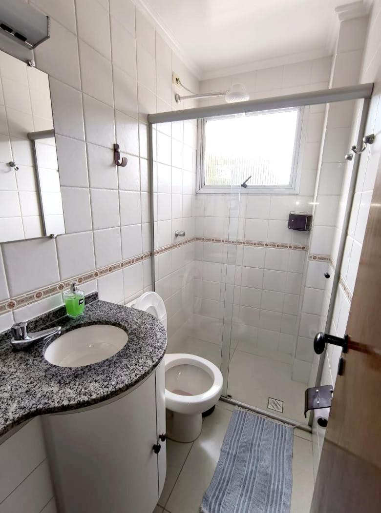 Apartamento com piscina, 300m da praia