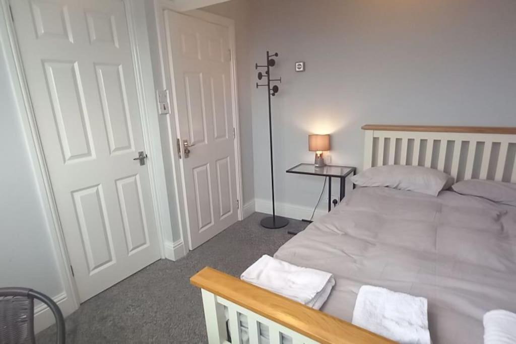 Comfy Ensuite Private Room Free Wifi Free Parking view 2