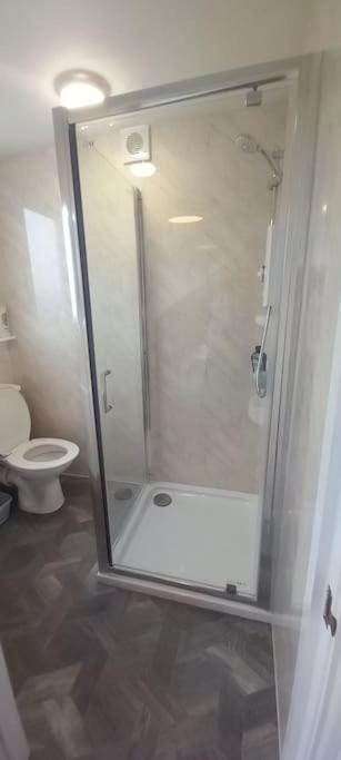 Comfy Ensuite Private Room Free Wifi Free Parking view 4