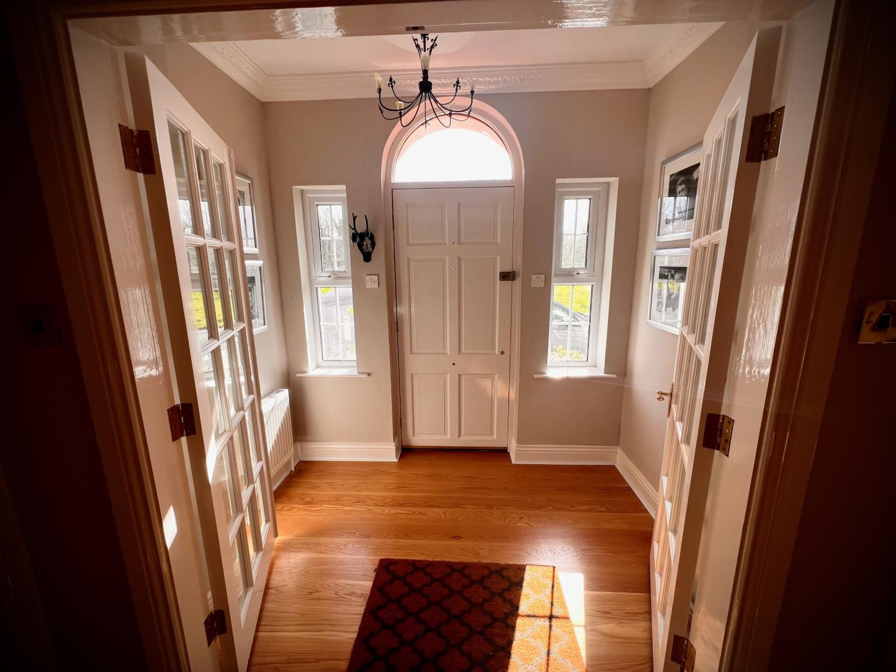 Private Gated Home, 5 bed rms/ensuite, sleeps ten. view 2