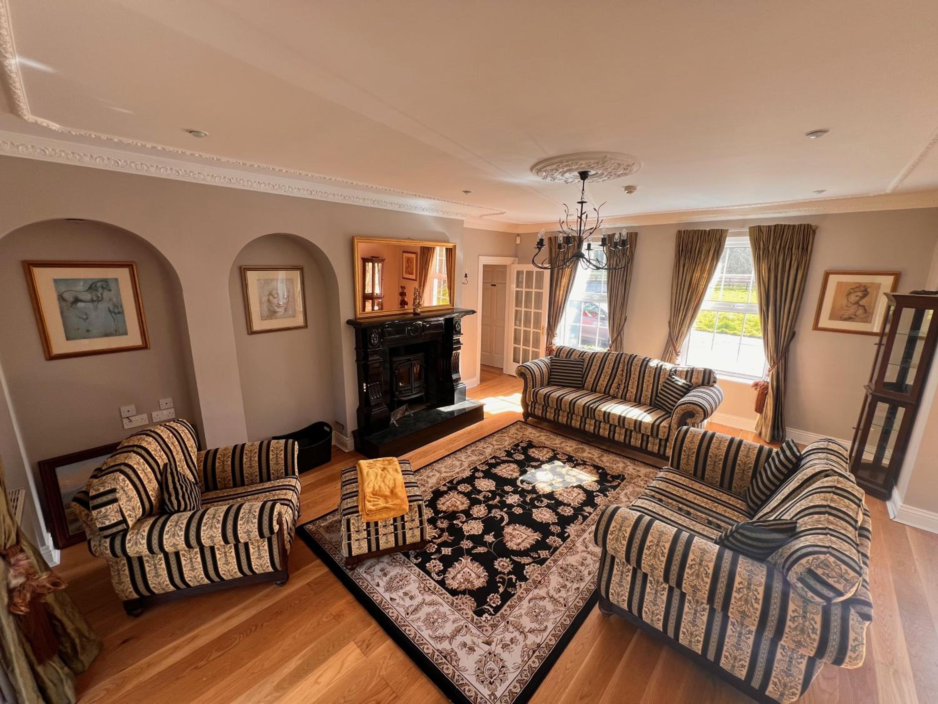 Private Gated Home, 5 bed rms/ensuite, sleeps ten. view 4