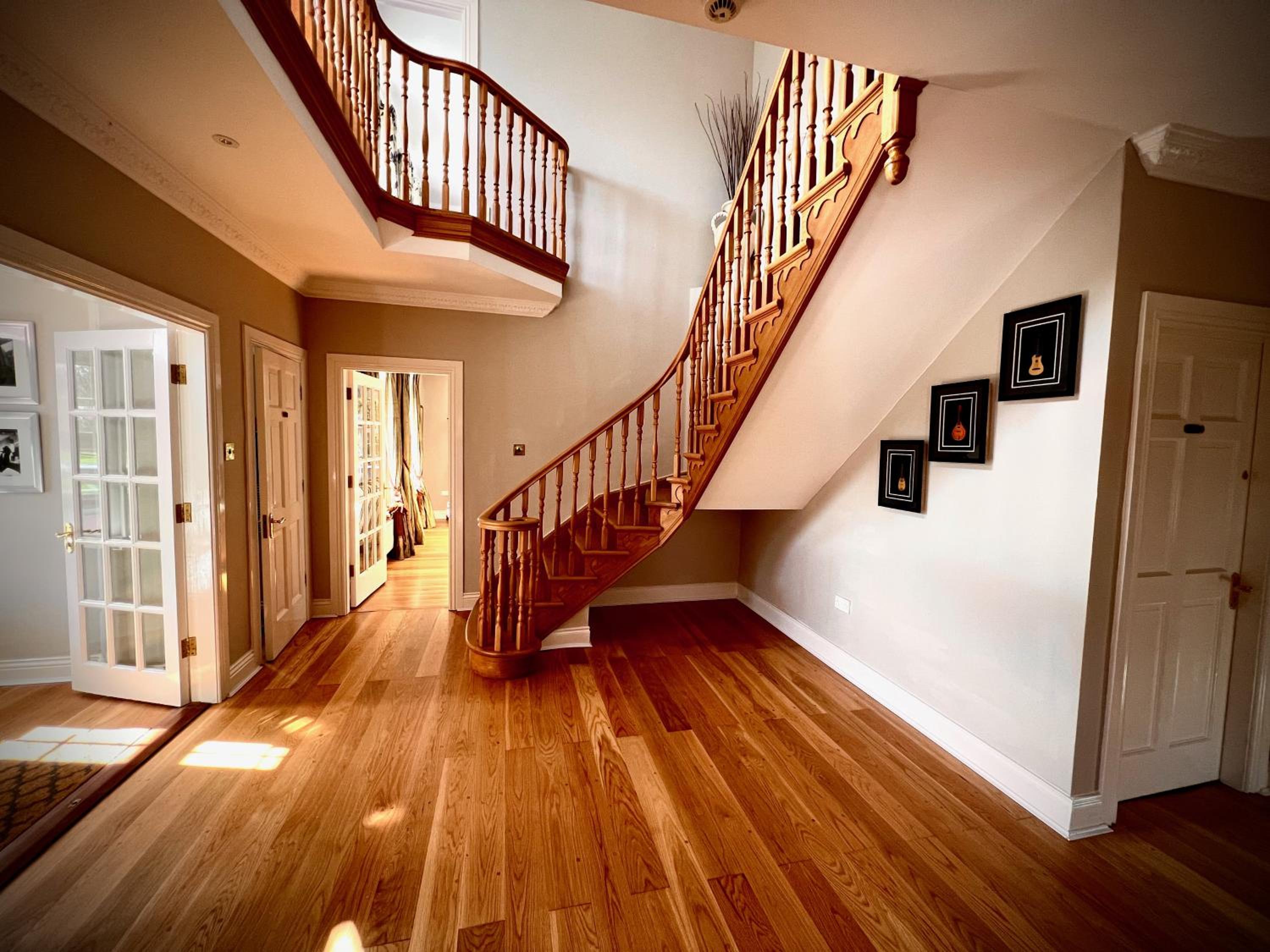 Private Gated Home, 5 bed rms/ensuite, sleeps ten. view 3