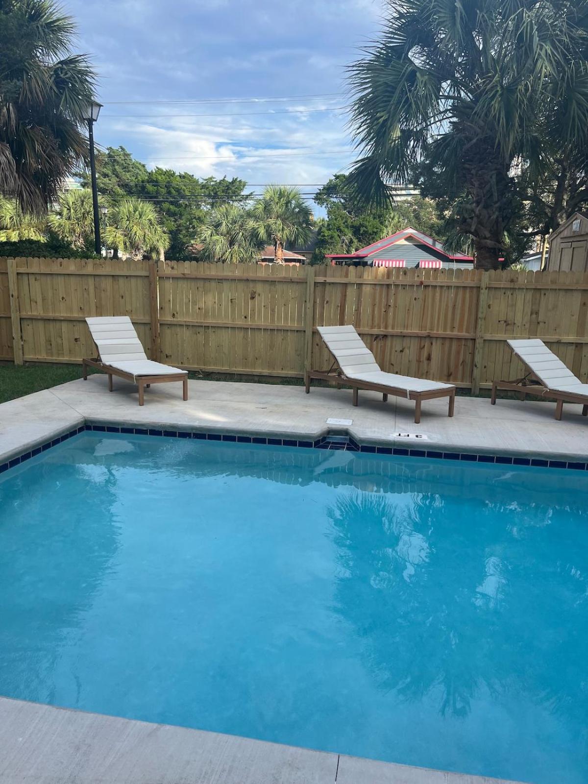 Spacious 2 bedroom just a 2 min walk to the beach! view 4