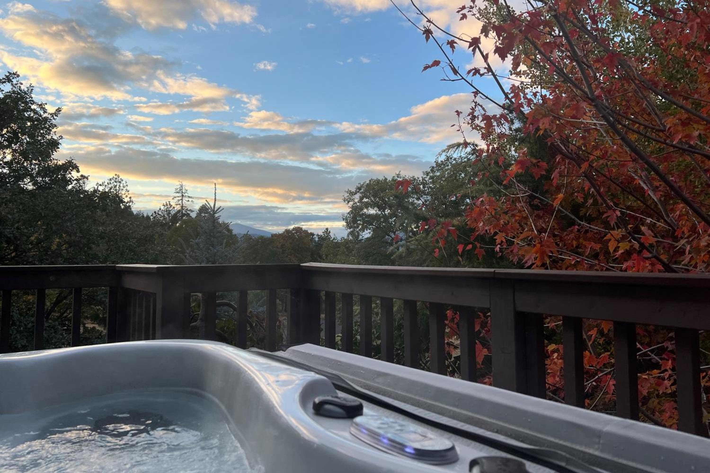Hot Tub and Sauna! Outdoor Basecamp in Klamath Falls
