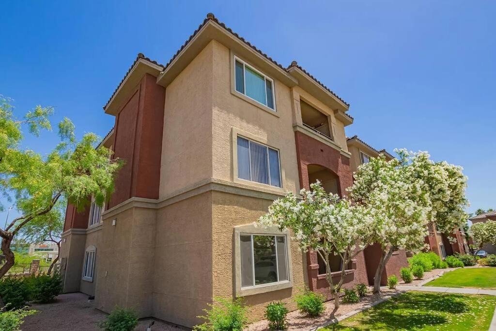 Hotel Comfy 2 bed 2 bath Phoenix Paradise with Pool and Gym - Image 1