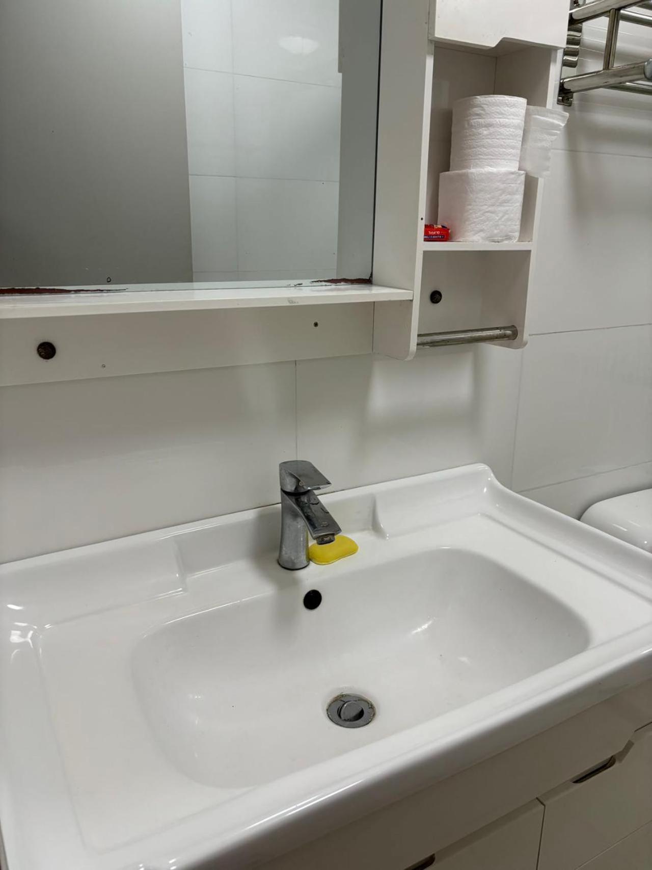 Two bedroom -King sized bedroom-Free parking - view 9