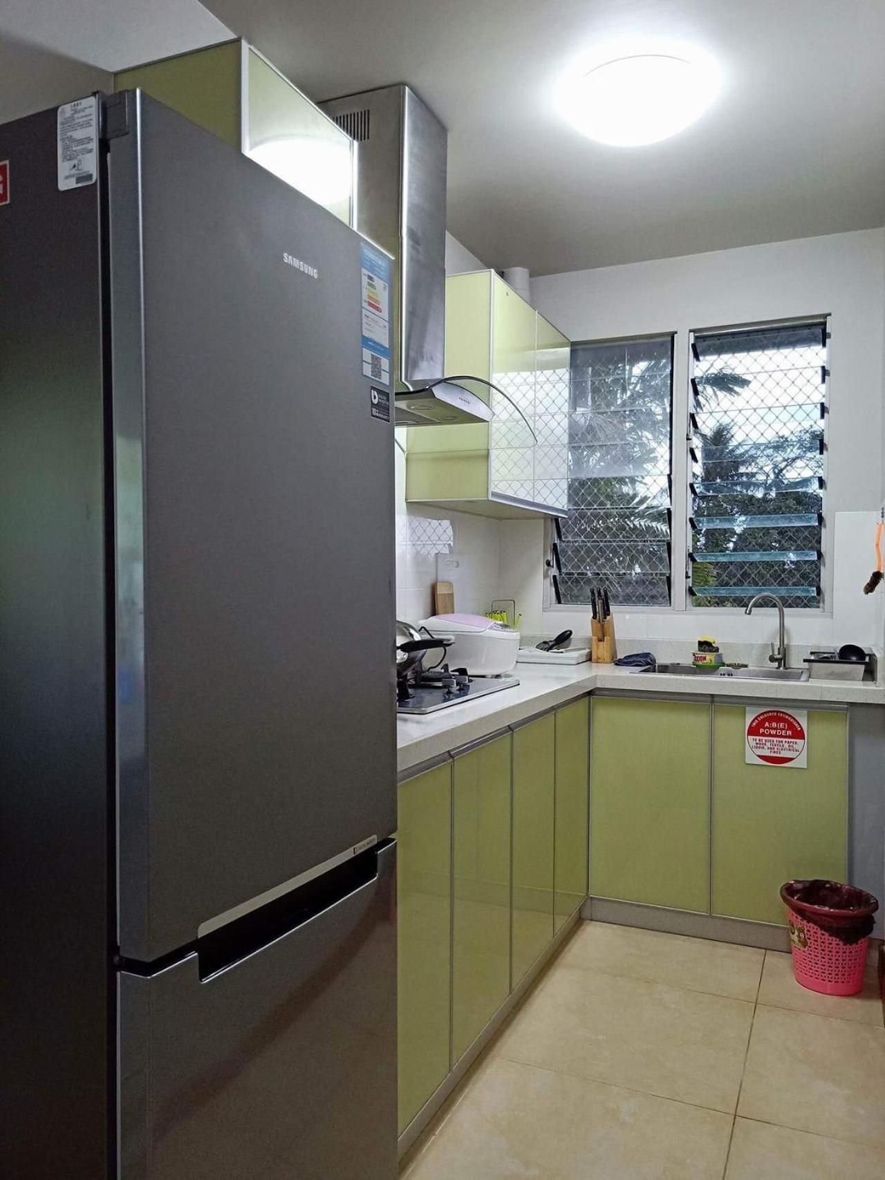 Two bedroom -King sized bedroom-Free parking - view 4