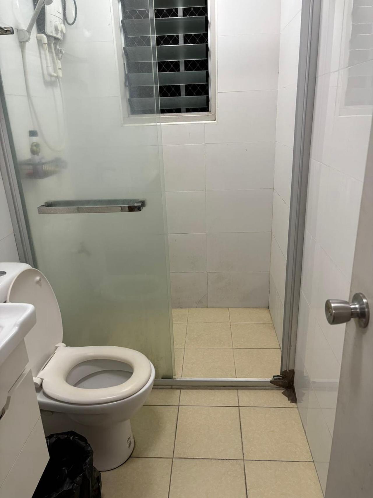Two bedroom -King sized bedroom-Free parking - view 7