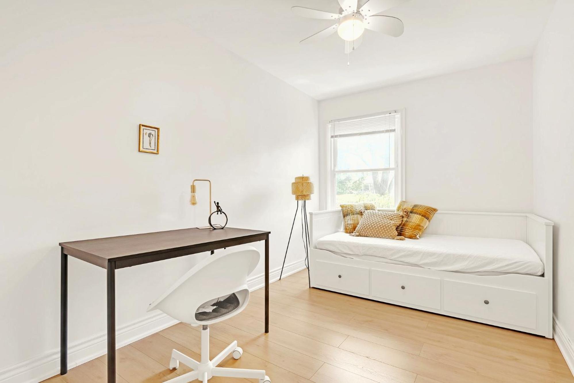 Vintage Spacious Bungalow - Walk to Lake - Property Image 9