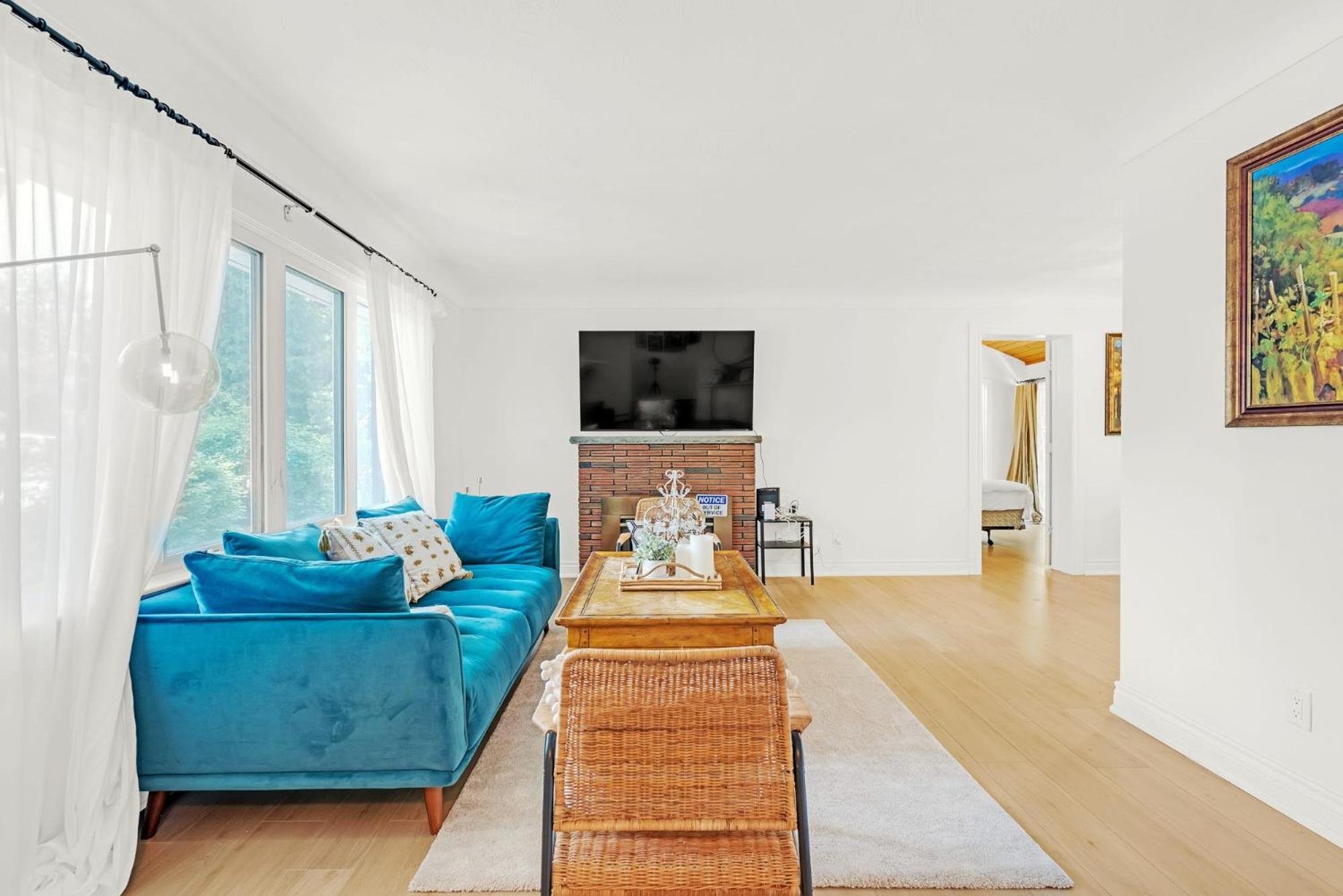 Vintage Spacious Bungalow - Walk to Lake - Property Image 32