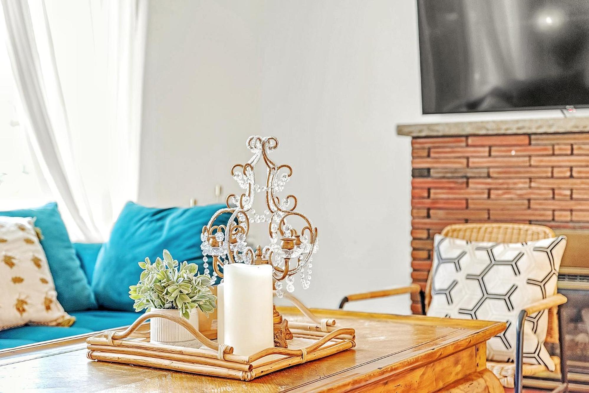 Vintage Spacious Bungalow - Walk to Lake - Property Image 33