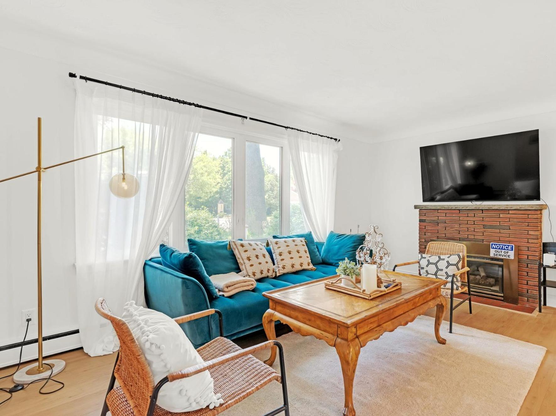 Vintage Spacious Bungalow - Walk to Lake - Property Image 22