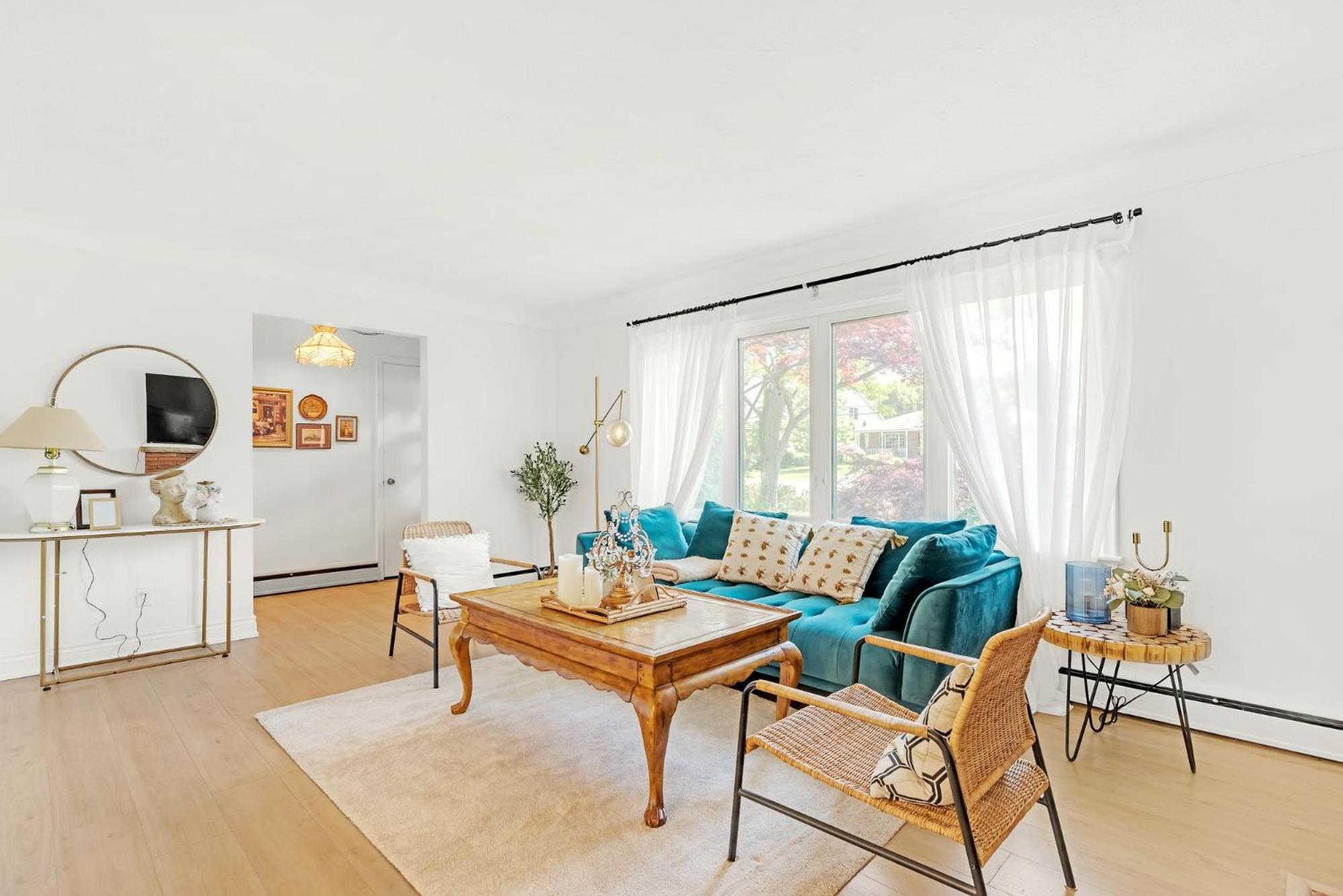 Vintage Spacious Bungalow - Walk to Lake - Property Image 45