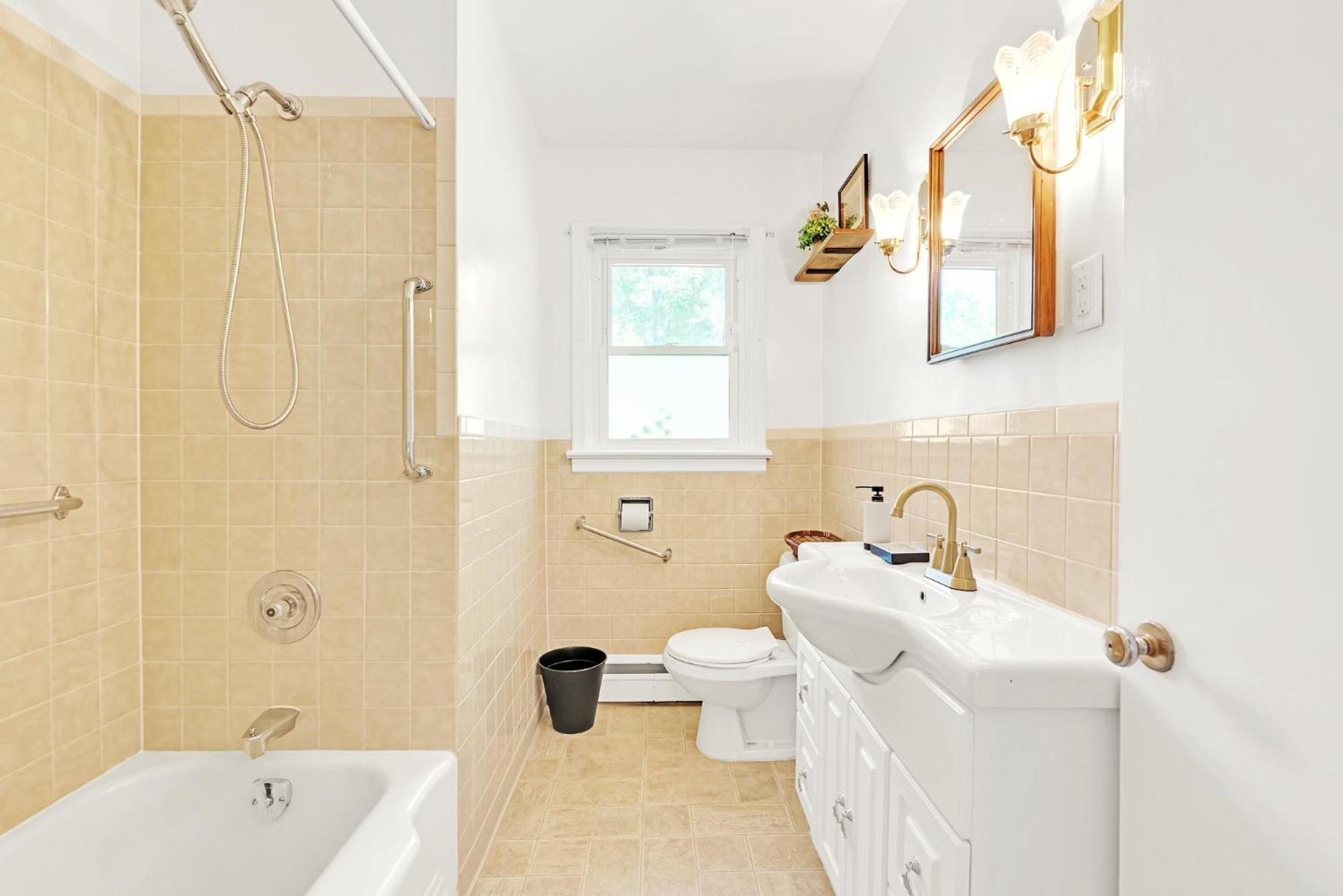 Vintage Spacious Bungalow - Walk to Lake - Property Image 12