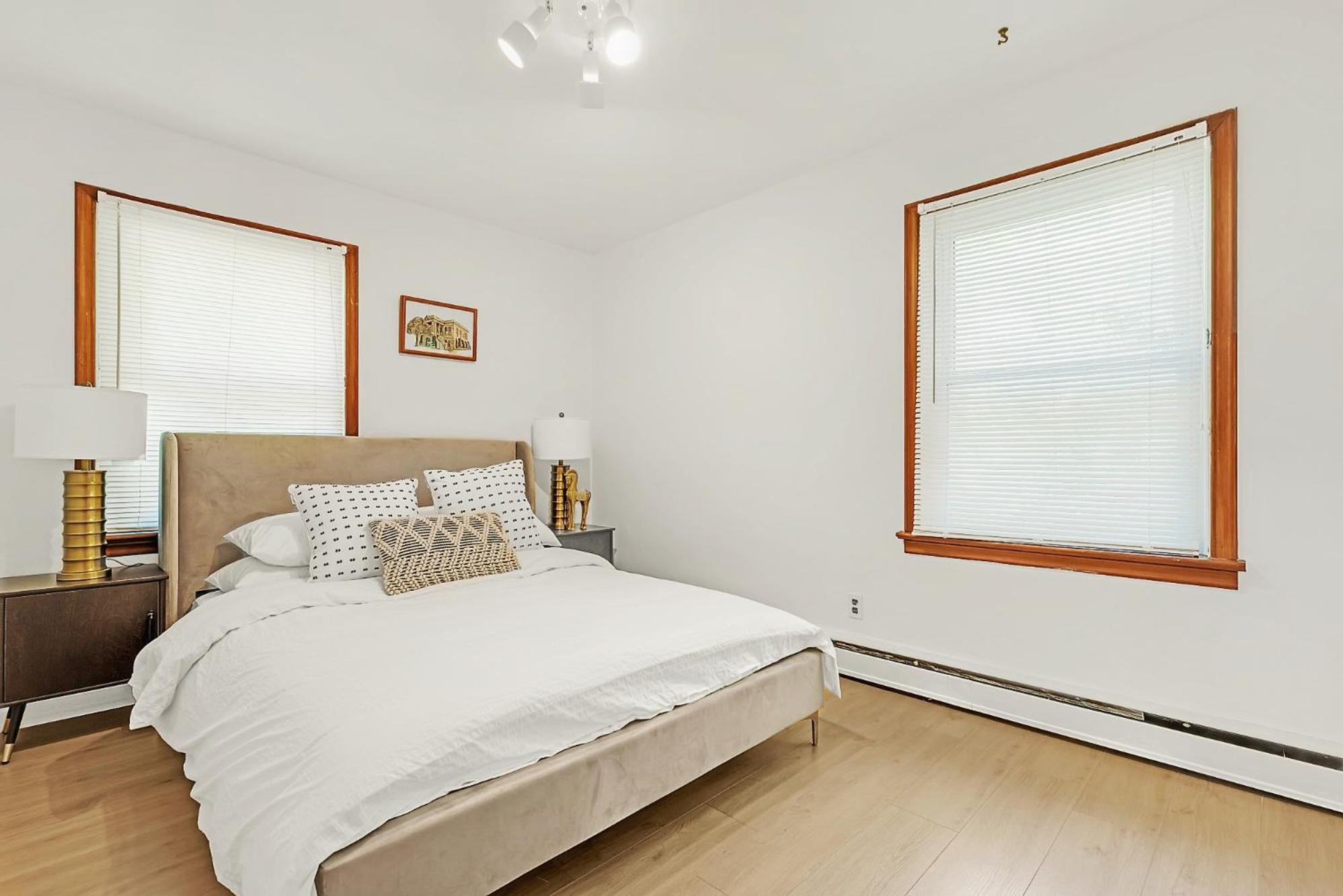 Vintage Spacious Bungalow - Walk to Lake - Property Image 58