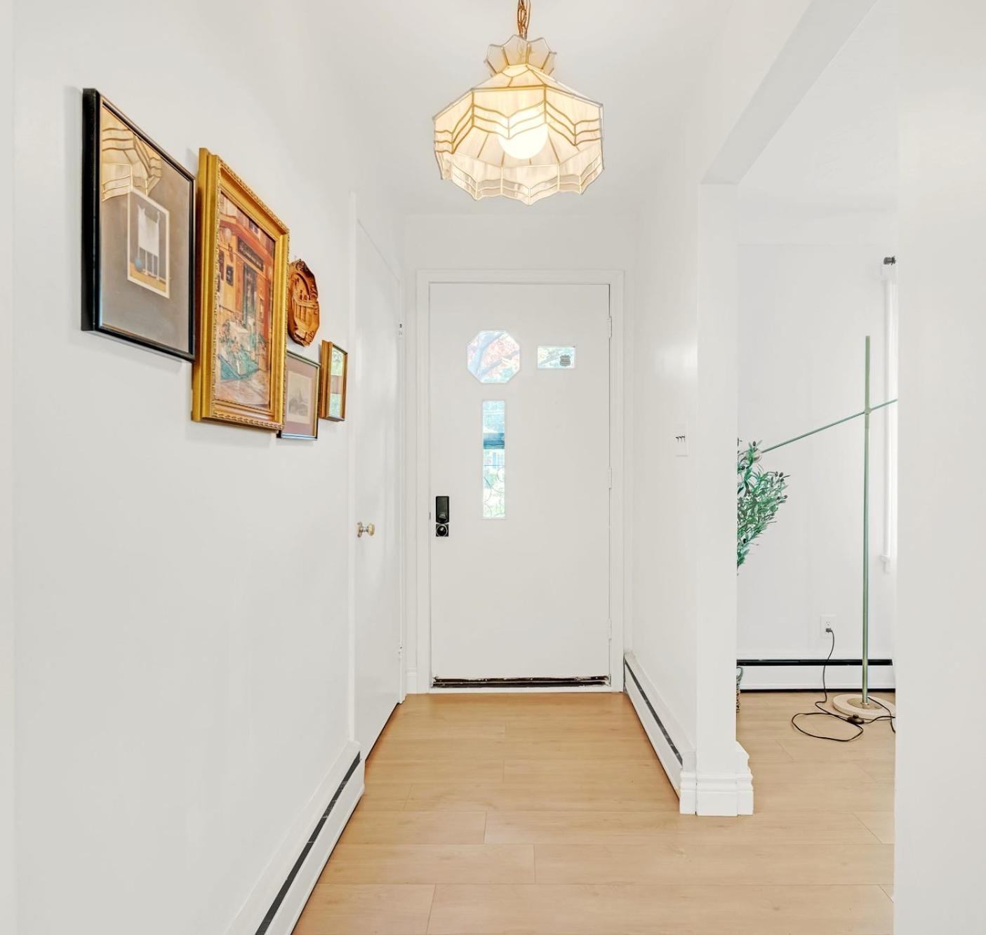 Vintage Spacious Bungalow - Walk to Lake - Property Image 34