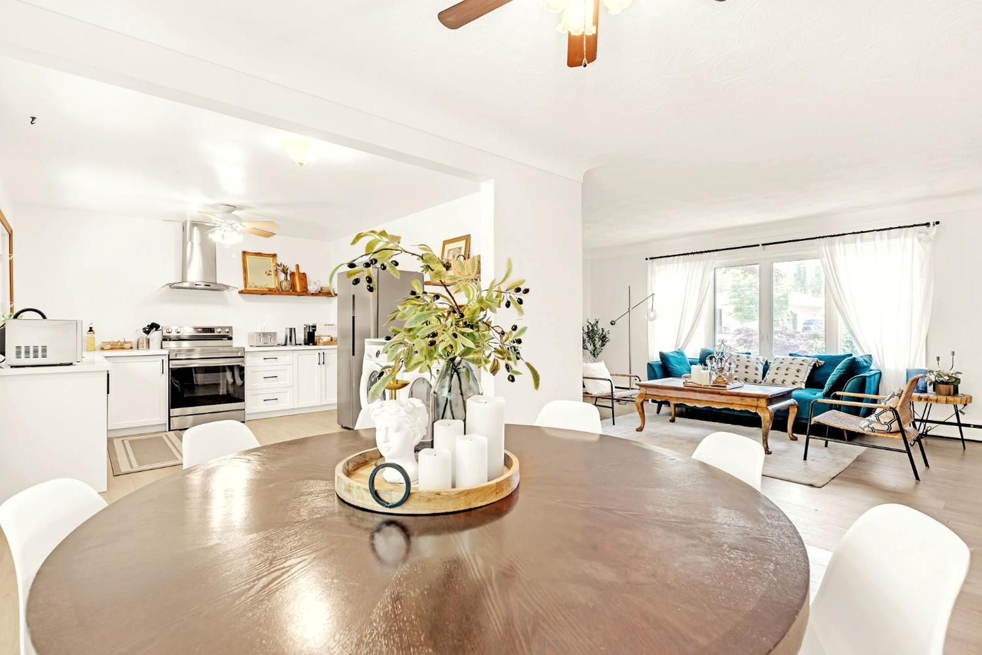 Vintage Spacious Bungalow - Walk to Lake - Property Image 38