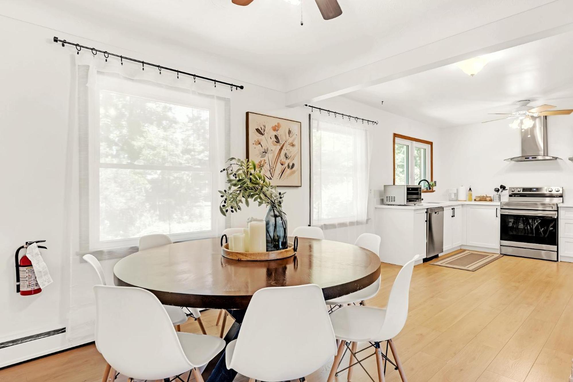 Vintage Spacious Bungalow - Walk to Lake - Property Image 37