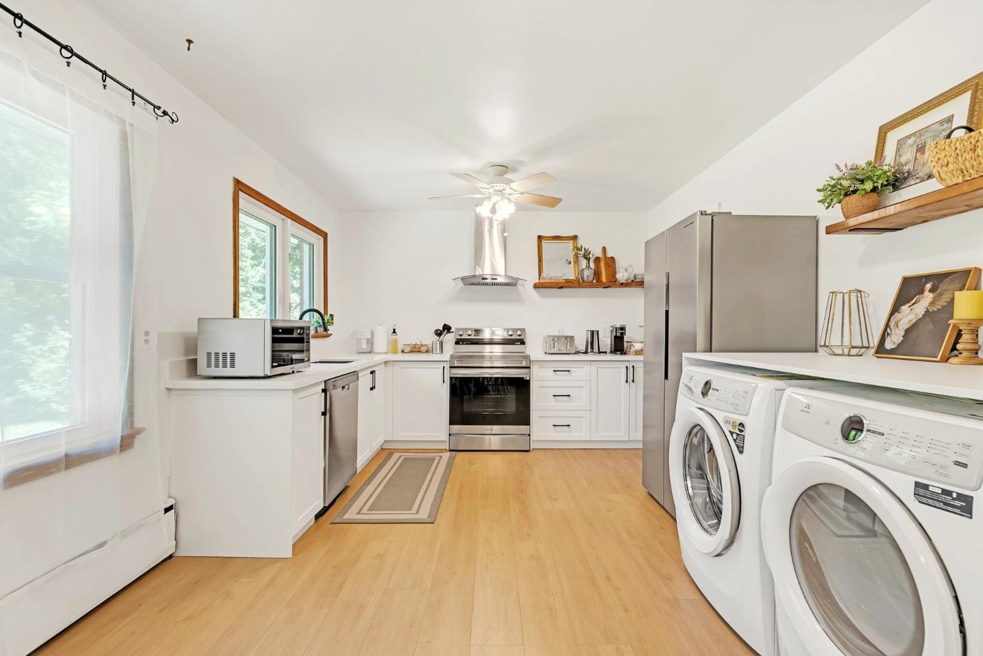 Vintage Spacious Bungalow - Walk to Lake - Property Image 41