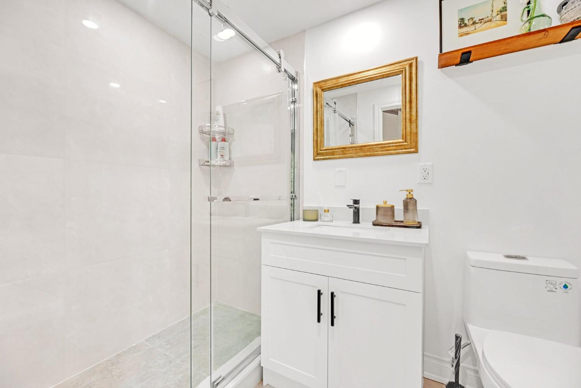 Vintage Spacious Bungalow - Walk to Lake - Property Image 55