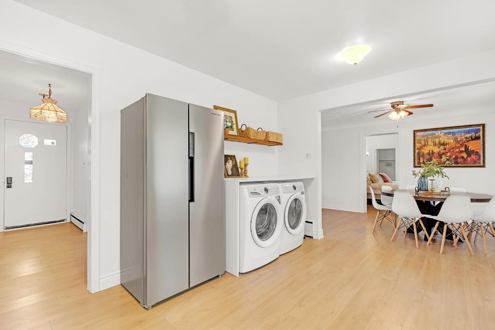 Vintage Spacious Bungalow - Walk to Lake - Property Image 44