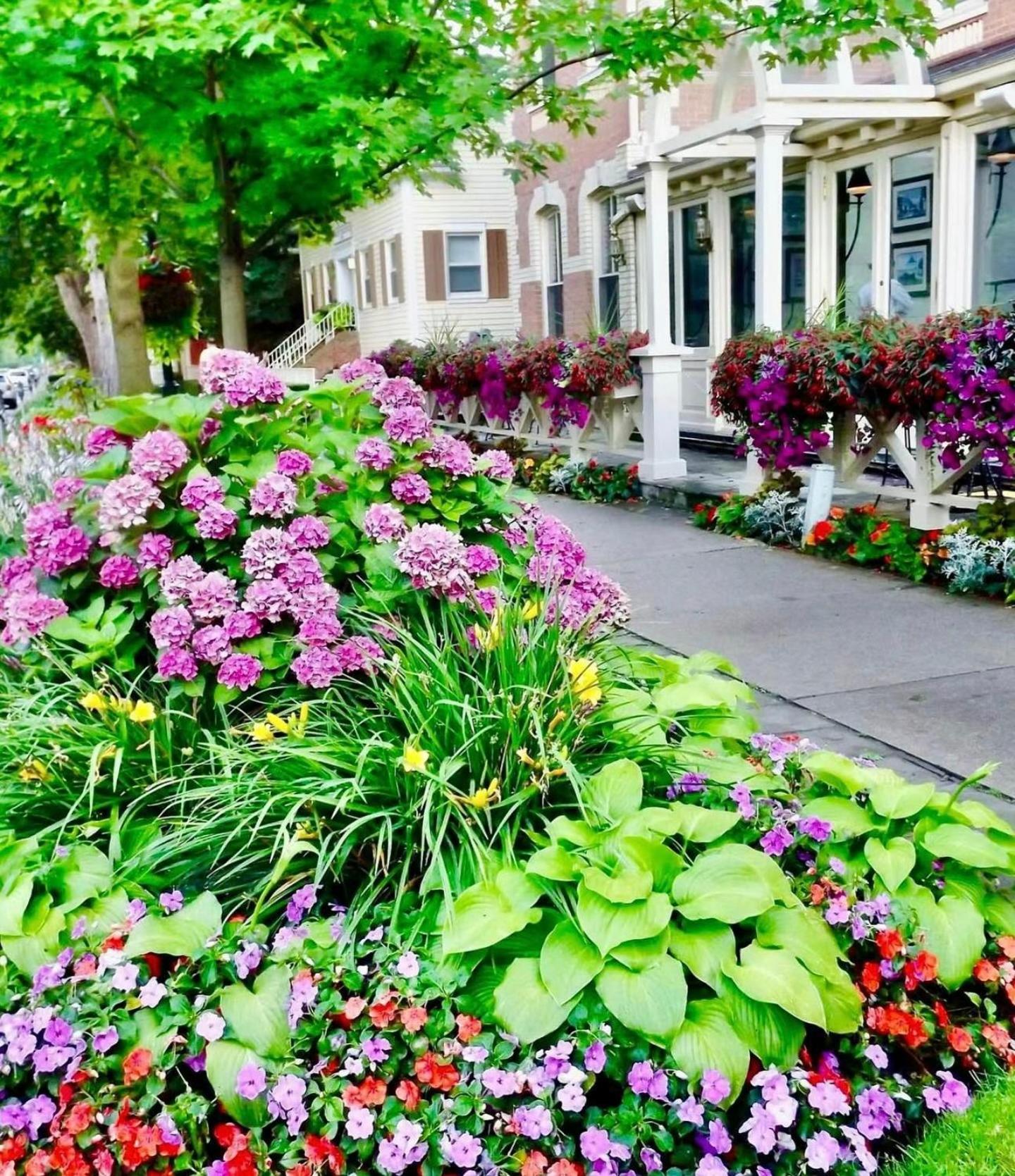 Vintage Spacious Bungalow - Walk to Lake - Property Image 28