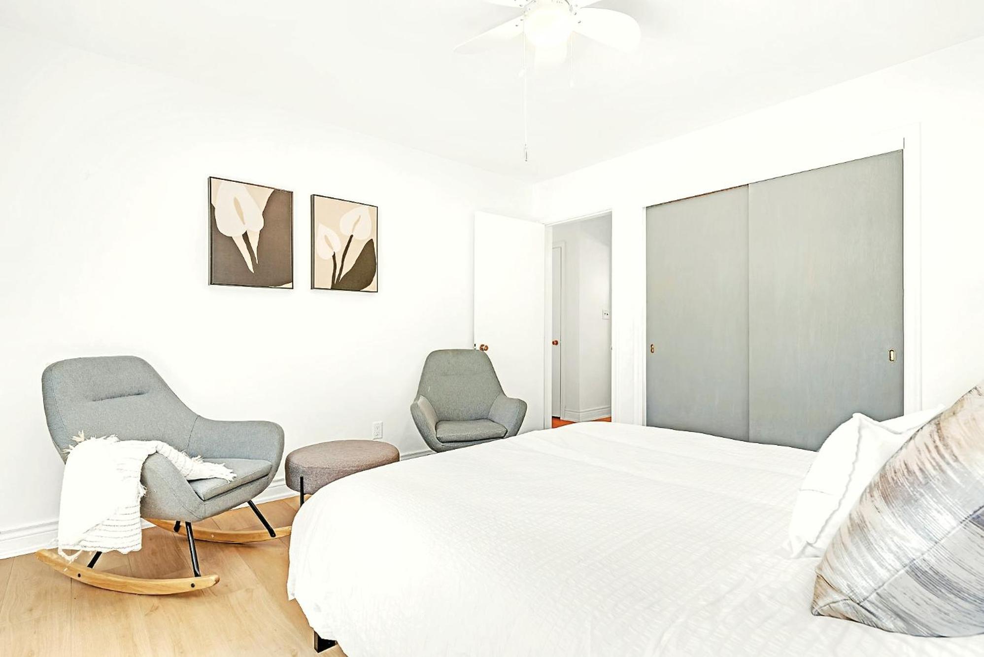 Vintage Spacious Bungalow - Walk to Lake - Property Image 2