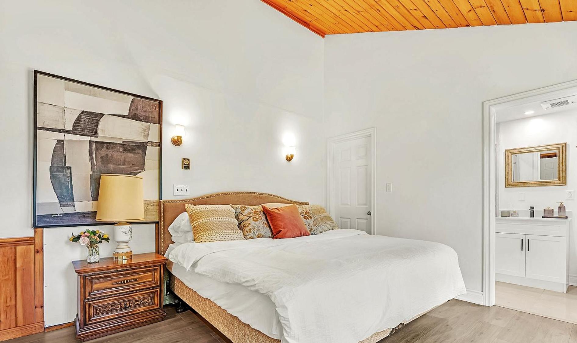 Miscellaneous Market Vacations - Vintage Spacious Bungalow - Walk to Lake - Property Image 4