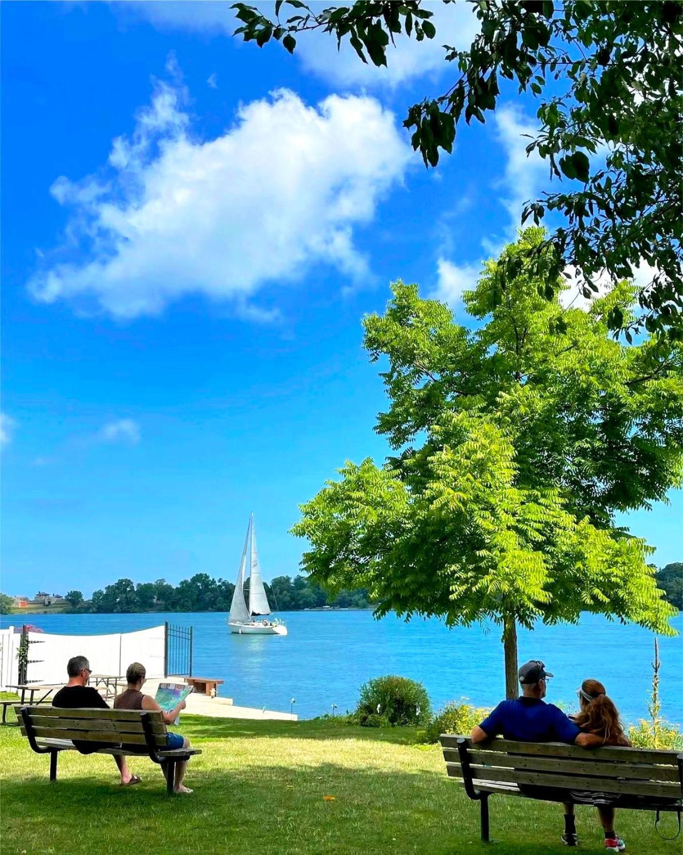 Vintage Spacious Bungalow - Walk to Lake - Property Image 27