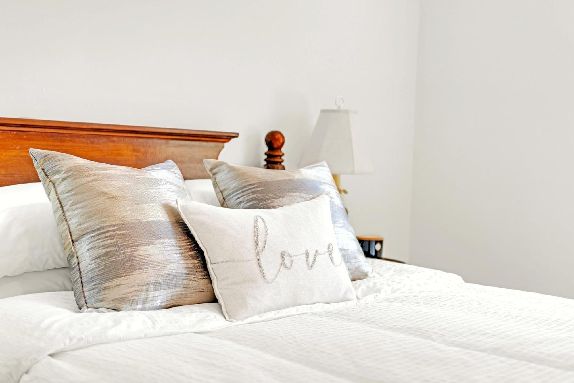 Vintage Spacious Bungalow - Walk to Lake - Property Image 7