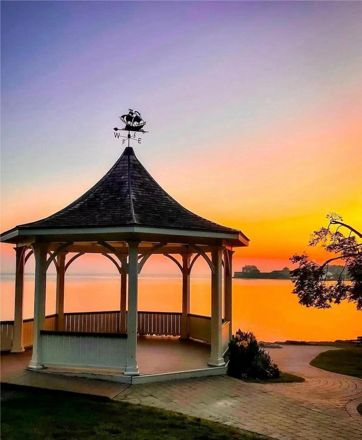 Vintage Spacious Bungalow - Walk to Lake - Property Image 25