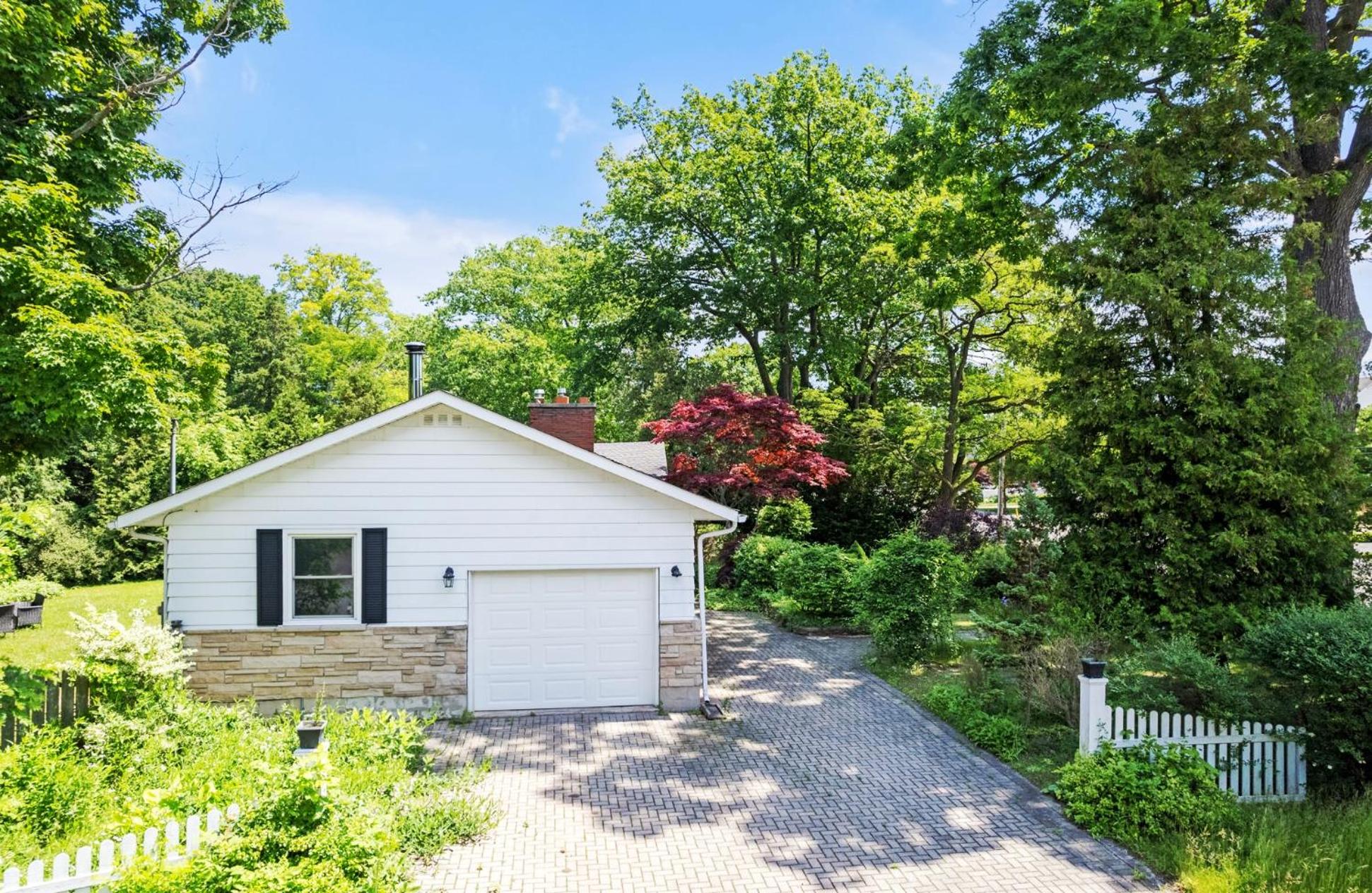 Vintage Spacious Bungalow - Walk to Lake - Property Image 1