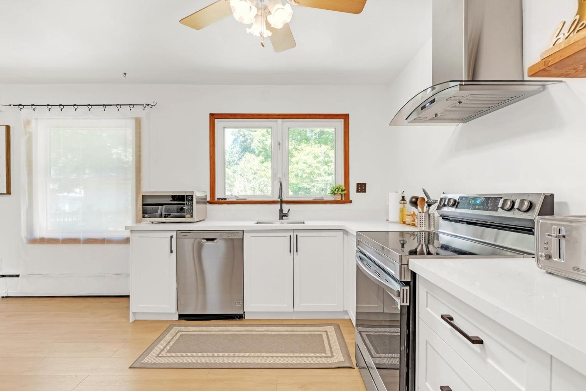 Vintage Spacious Bungalow - Walk to Lake - Property Image 30