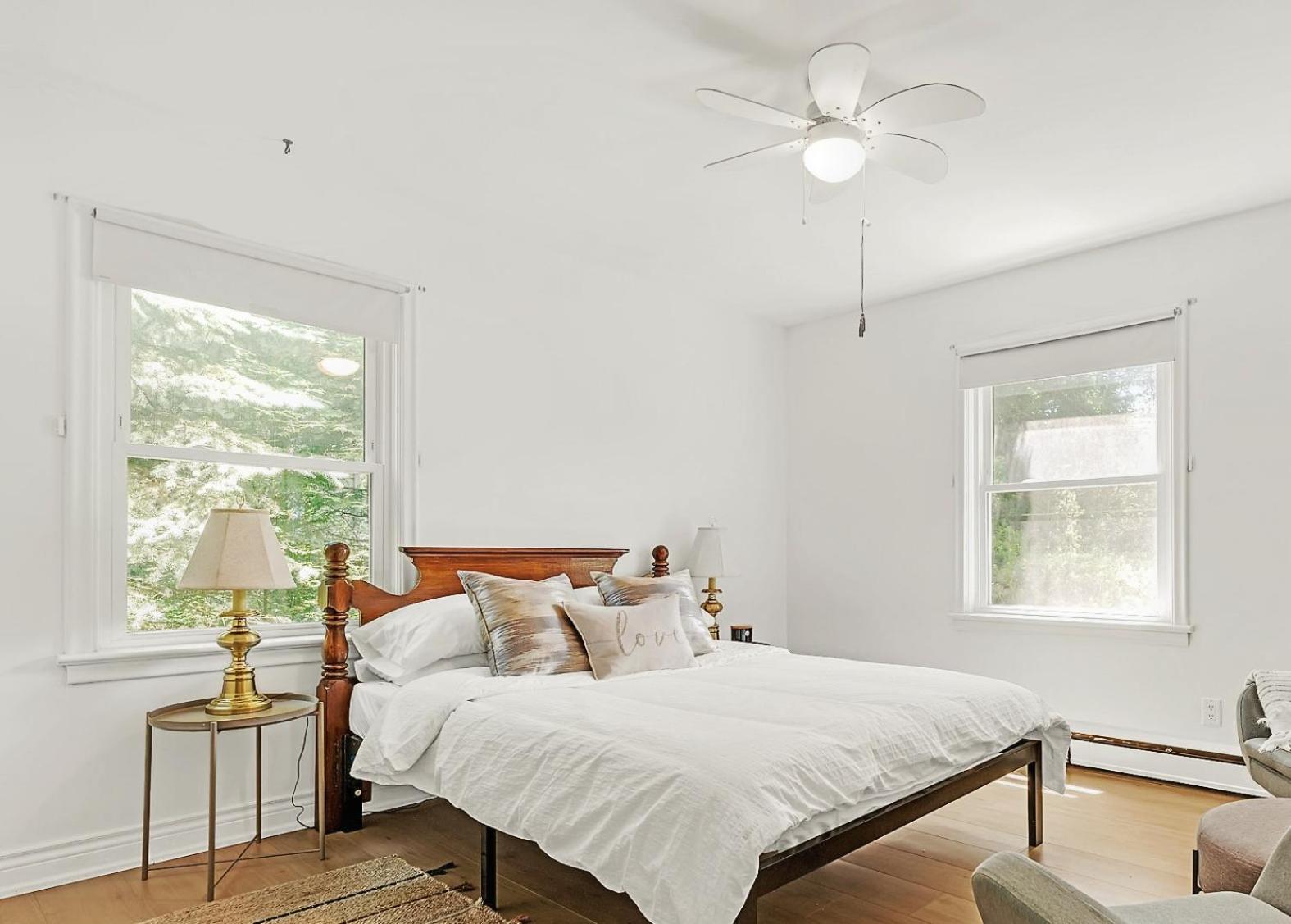 Vintage Spacious Bungalow - Walk to Lake - Property Image 5