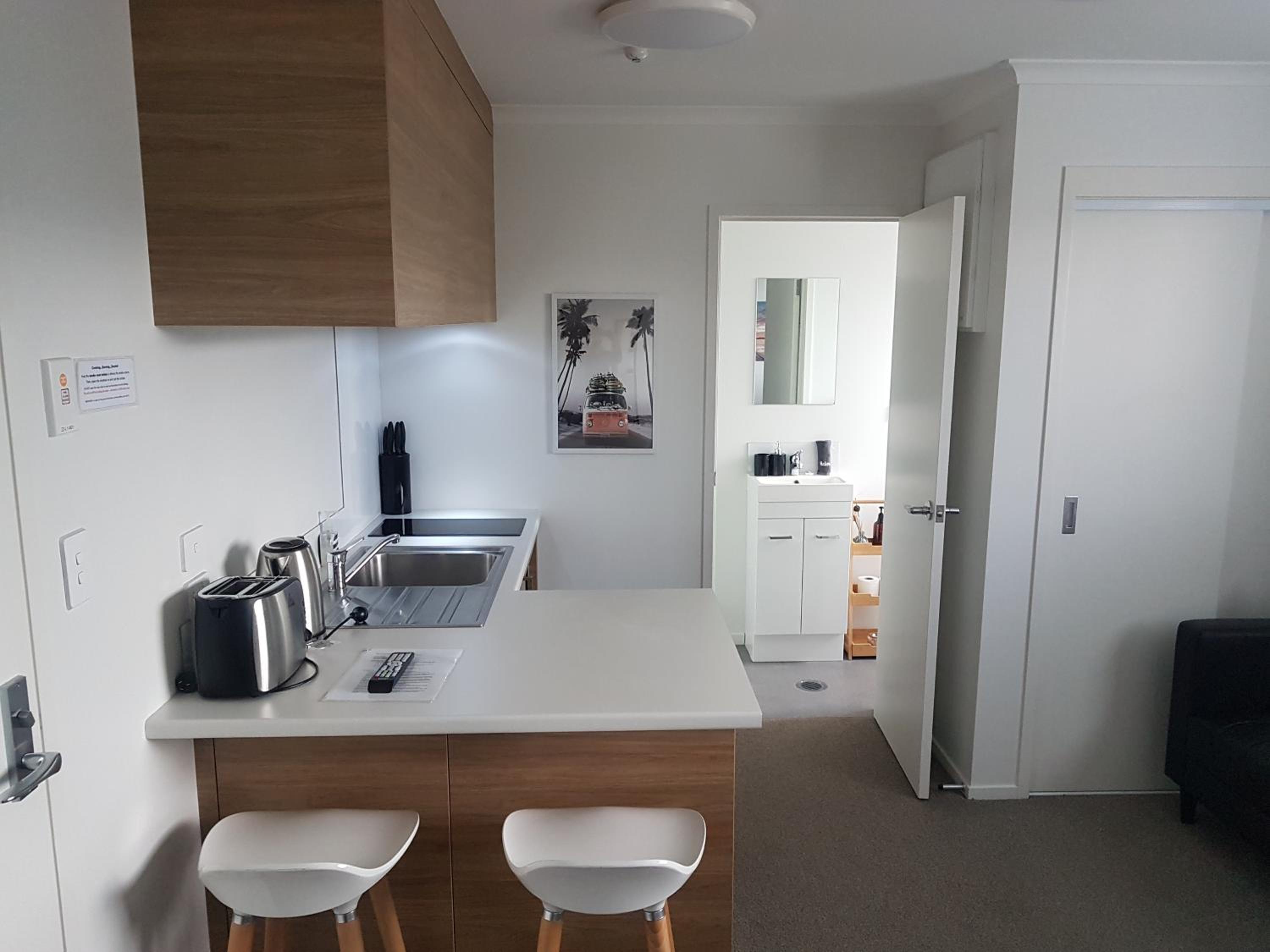 Charming Getaway by Hospital with Free Parking view 5