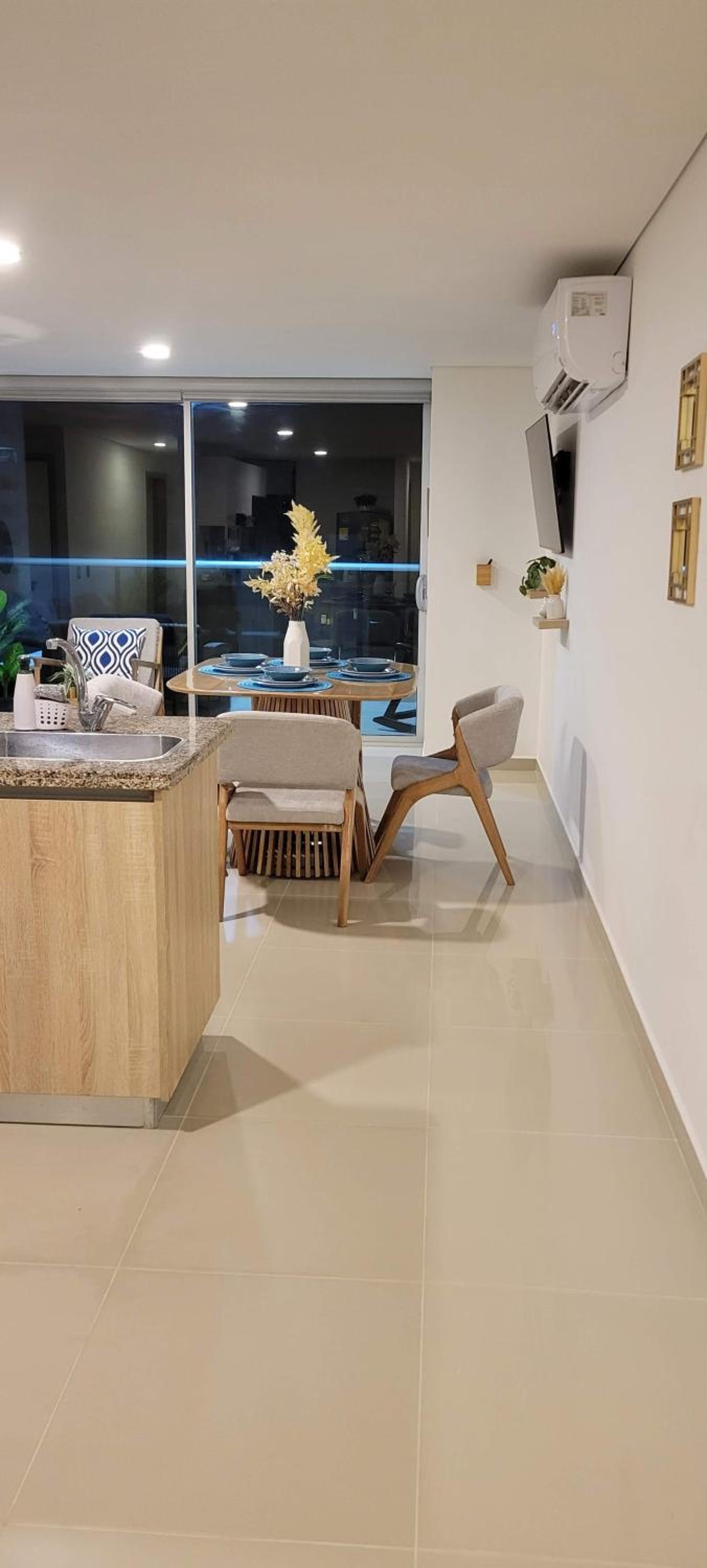 Stunning Infinity Pool, Balcony, steps from Walled City & Marbella Beach