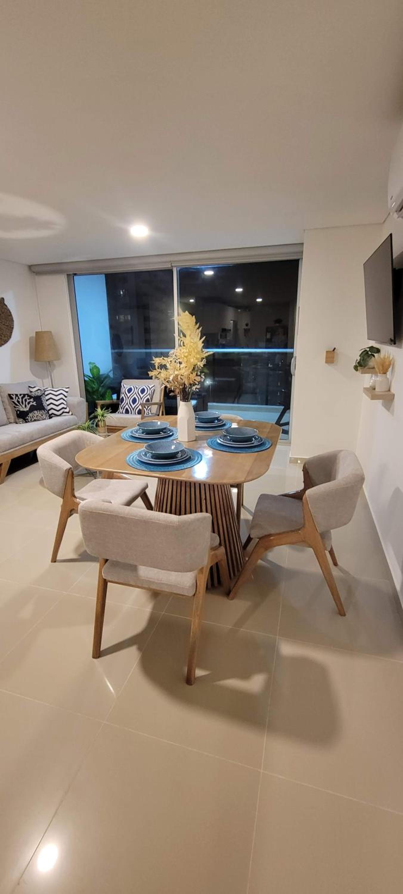 Stunning Infinity Pool, Balcony, steps from Walled City & Marbella Beach