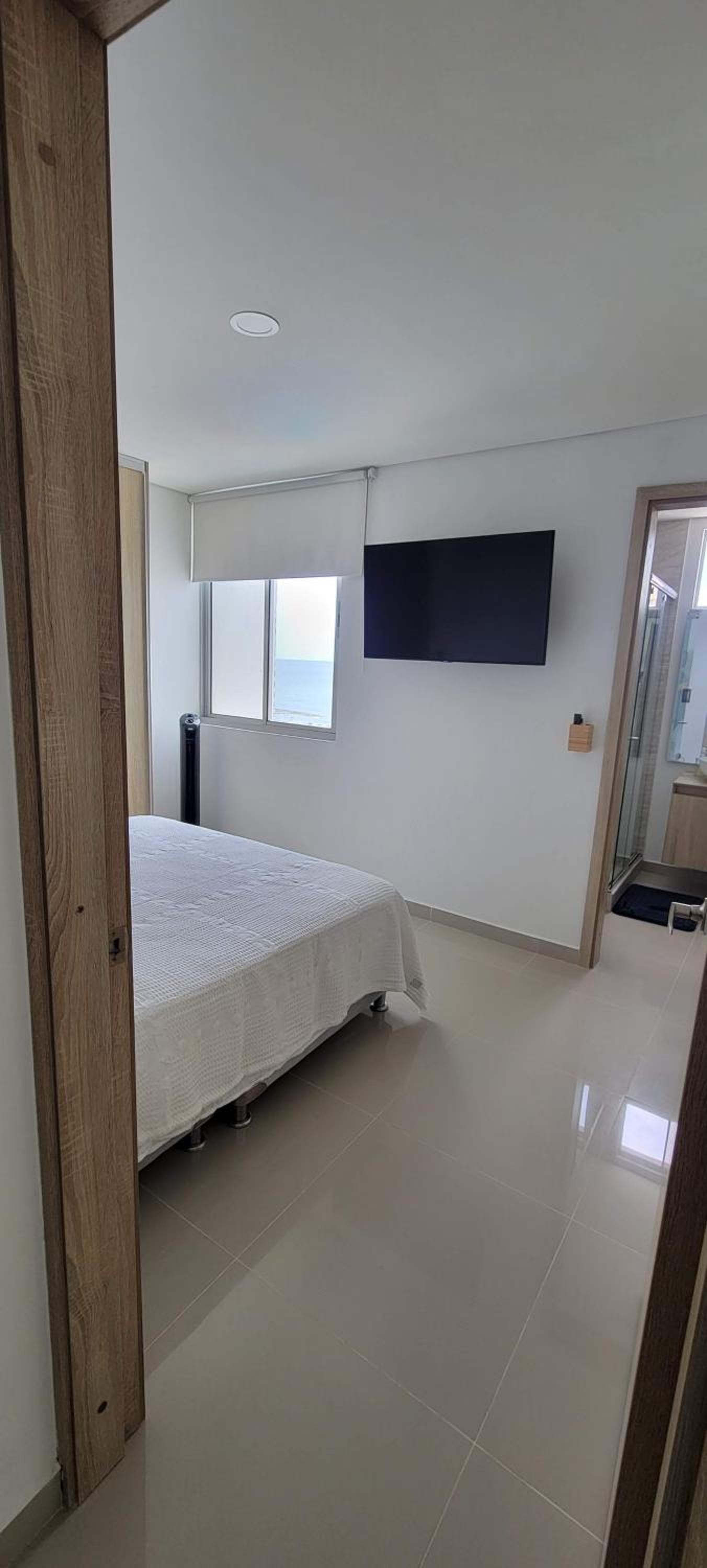 Stunning Infinity Pool, Balcony, steps from Walled City & Marbella Beach
