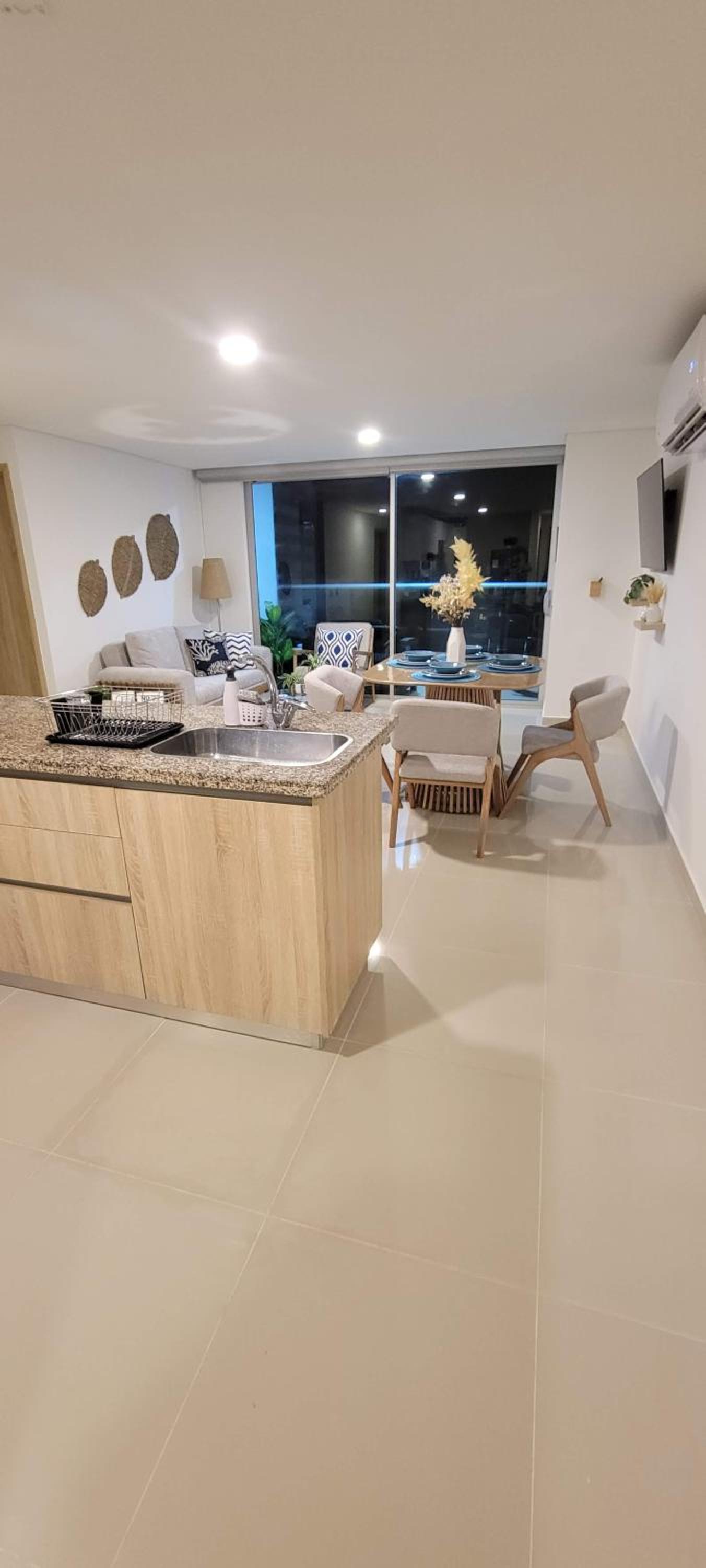 Stunning Infinity Pool, Balcony, steps from Walled City & Marbella Beach