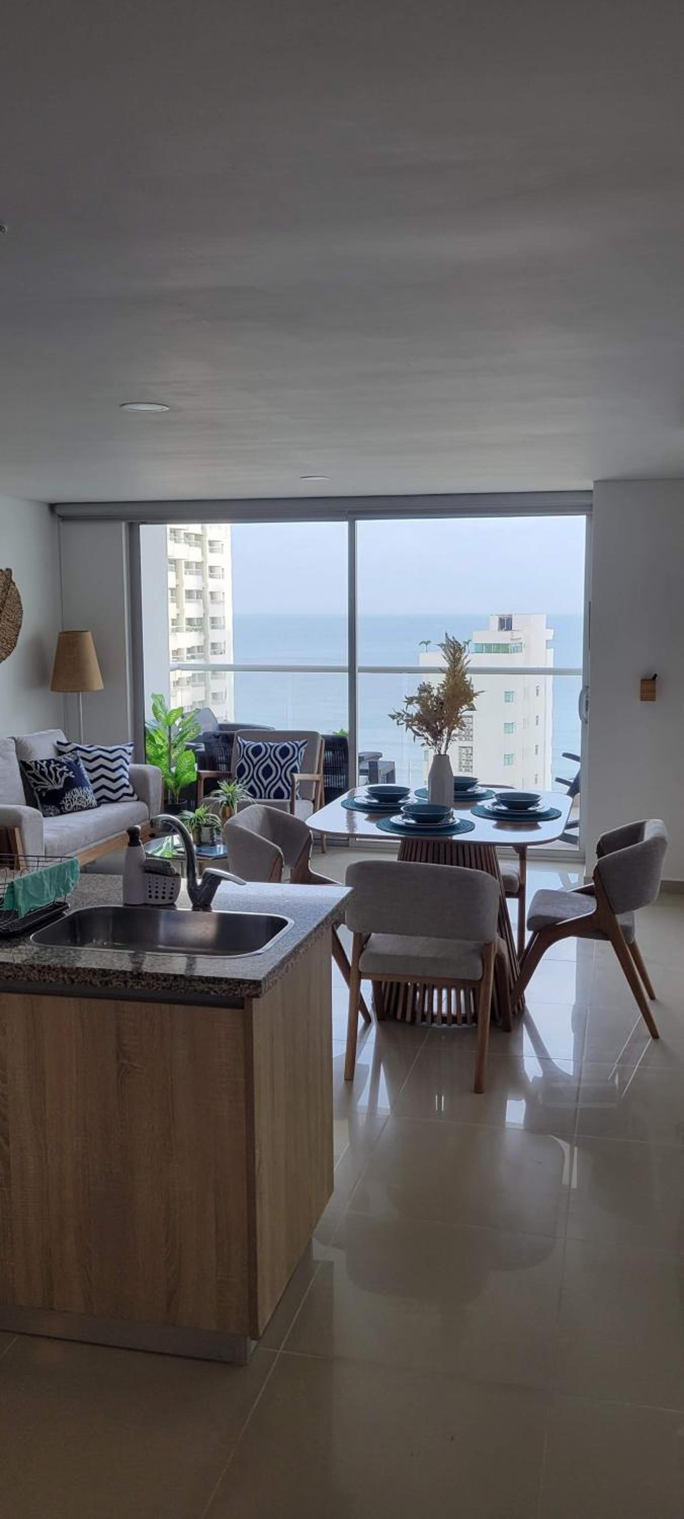 Stunning Infinity Pool, Balcony, steps from Walled City & Marbella Beach