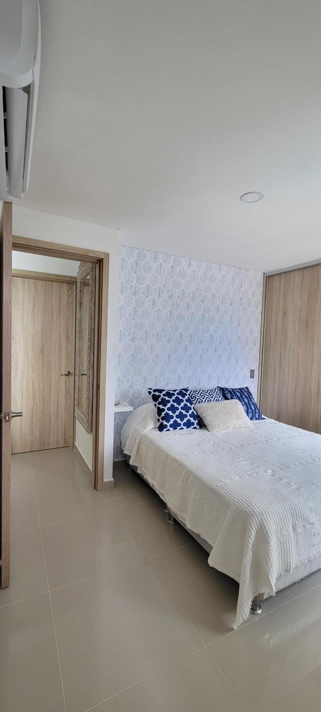Stunning Infinity Pool, Balcony, steps from Walled City & Marbella Beach