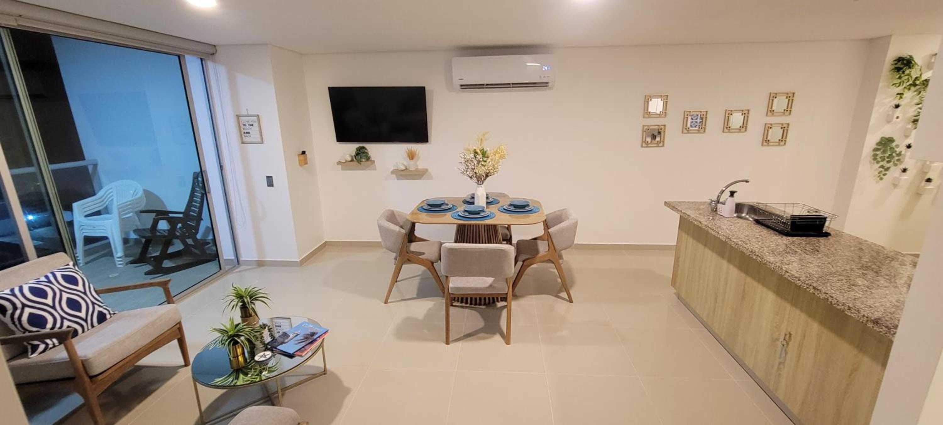 Stunning Infinity Pool, Balcony, steps from Walled City & Marbella Beach