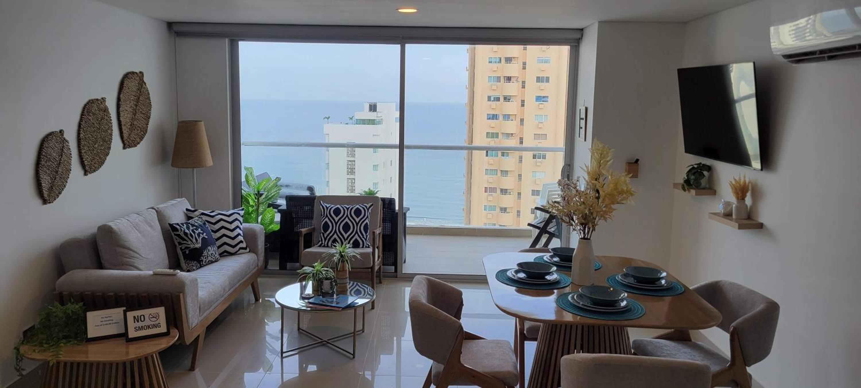 Stunning Infinity Pool, Balcony, steps from Walled City & Marbella Beach