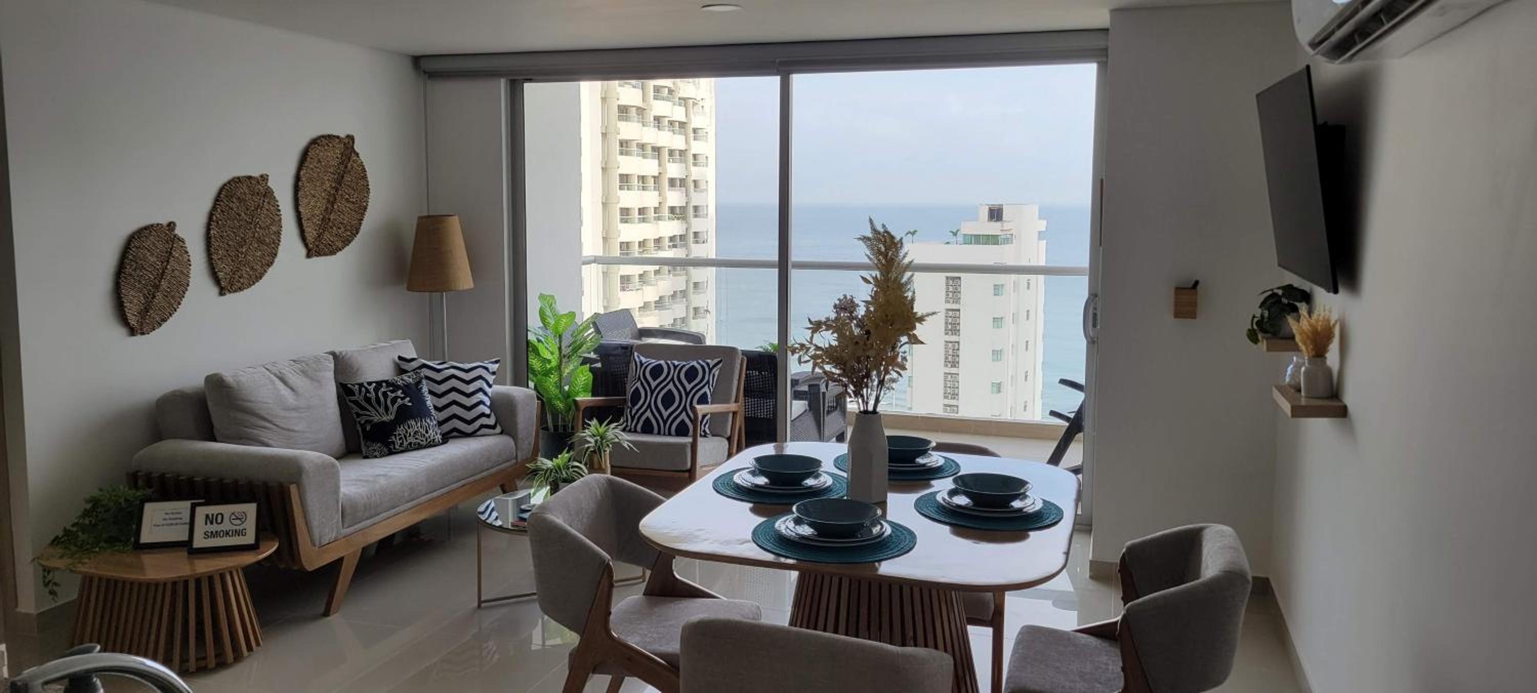 Stunning Infinity Pool, Balcony, steps from Walled City & Marbella Beach