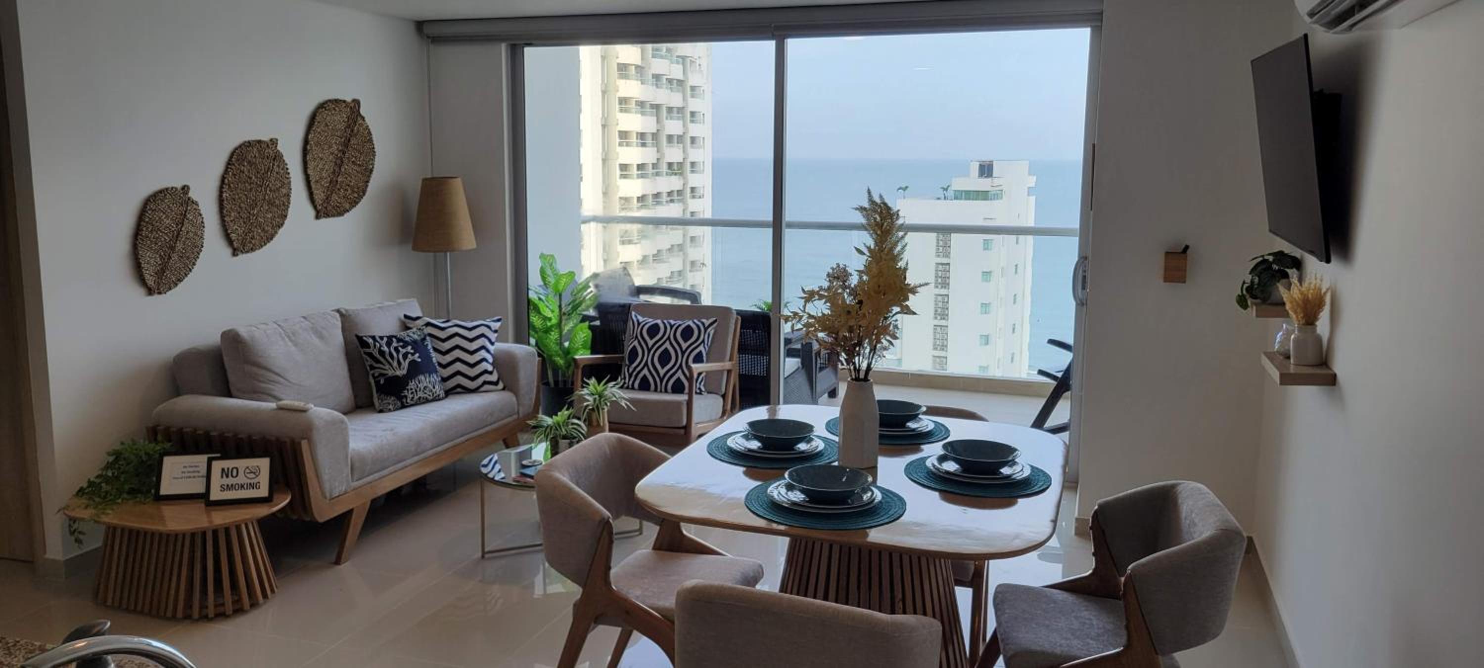 Stunning Infinity Pool, Balcony, steps from Walled City & Marbella Beach