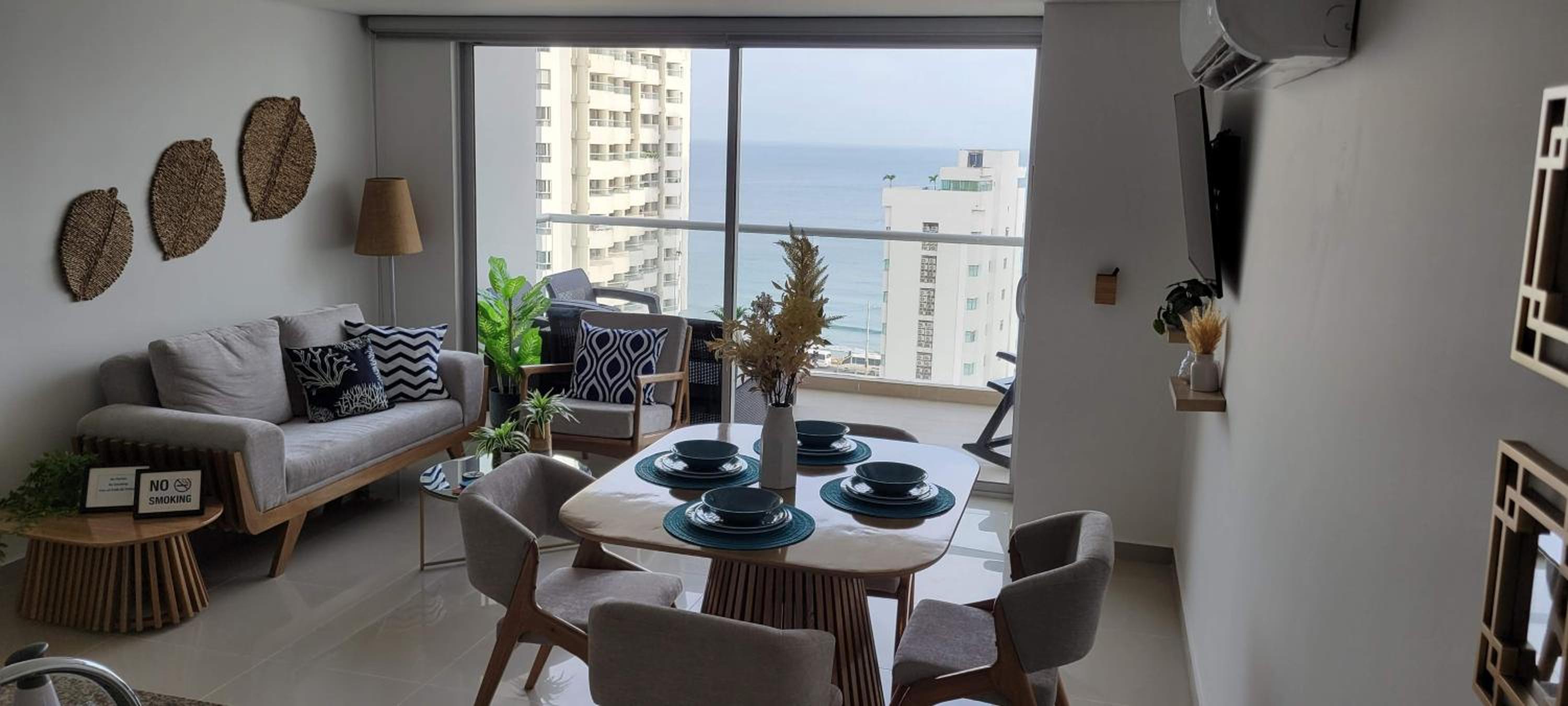 Stunning Infinity Pool, Balcony, steps from Walled City & Marbella Beach