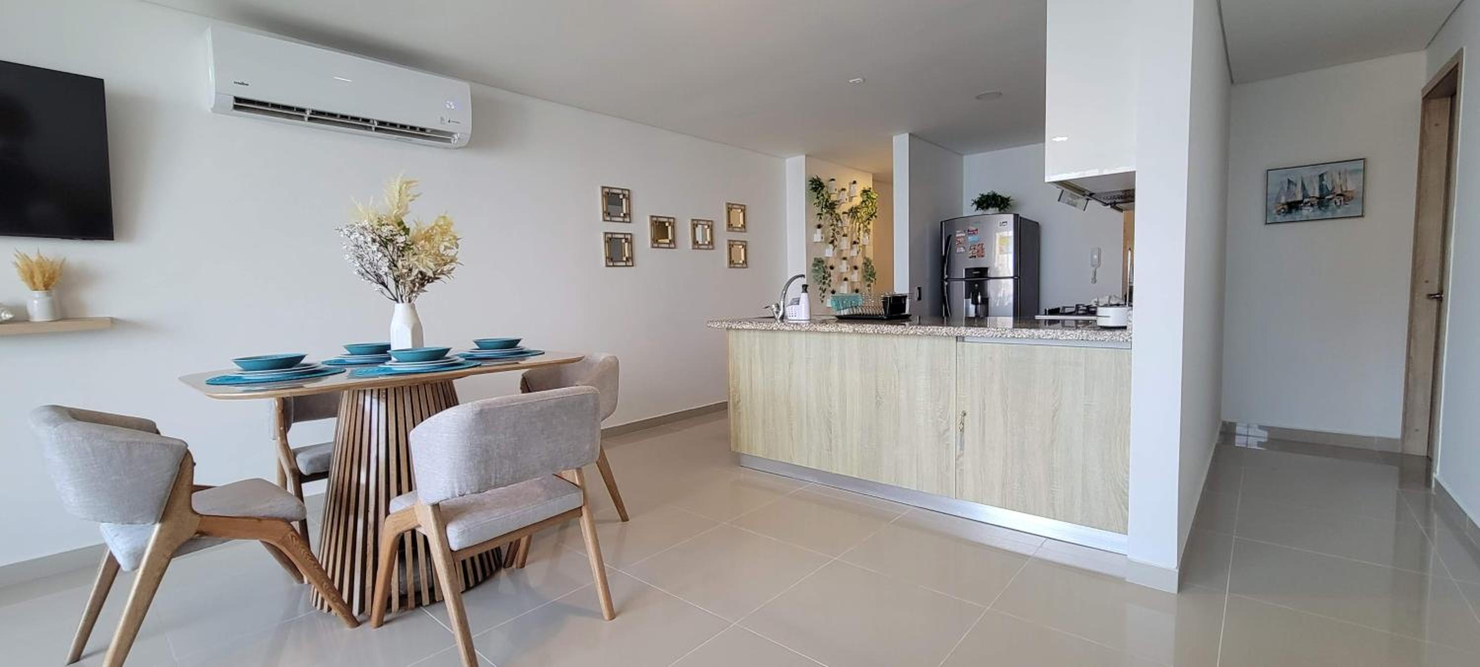 Stunning Infinity Pool, Balcony, steps from Walled City & Marbella Beach