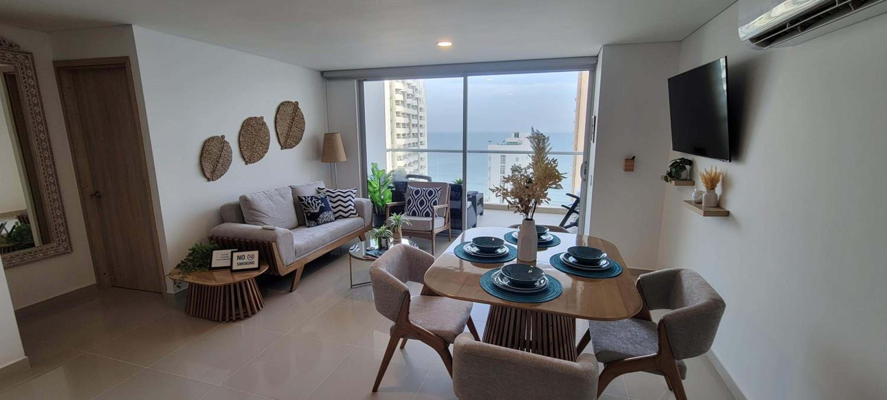 Stunning Infinity Pool, Balcony, steps from Walled City & Marbella Beach