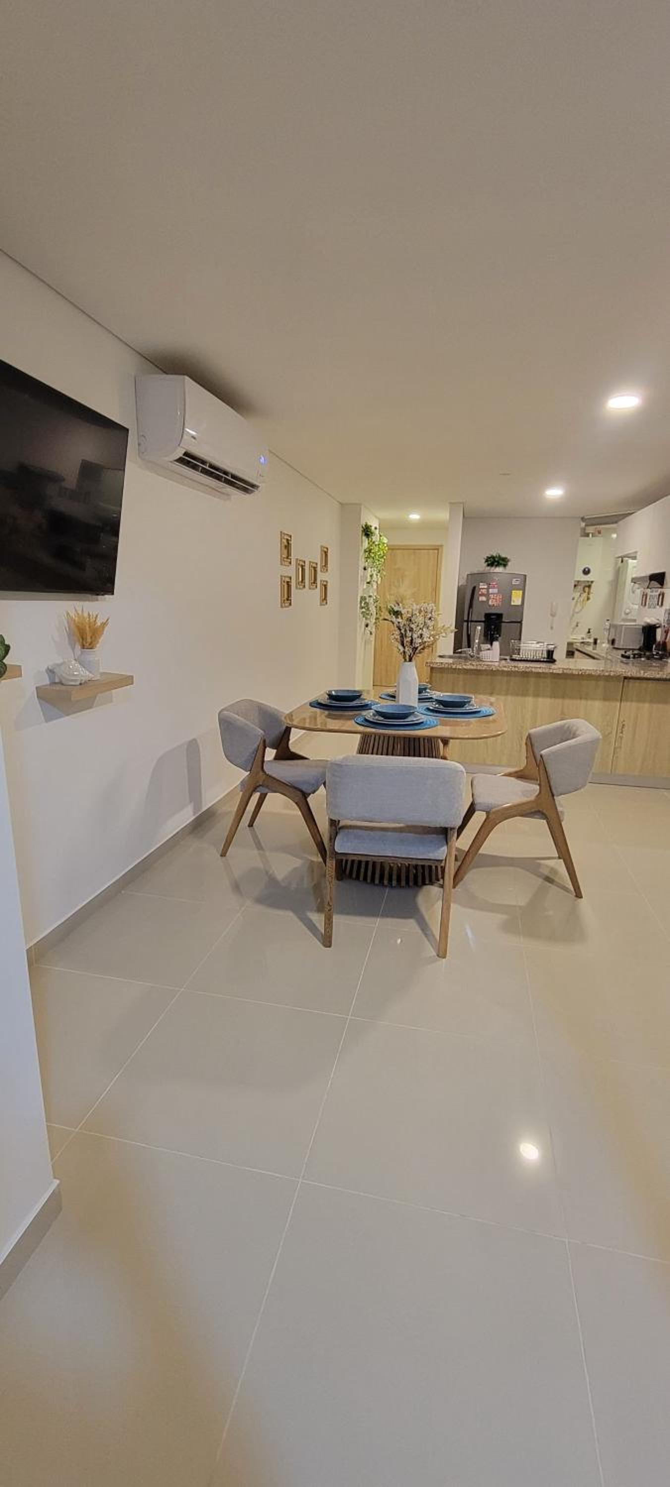 Stunning Infinity Pool, Balcony, steps from Walled City & Marbella Beach
