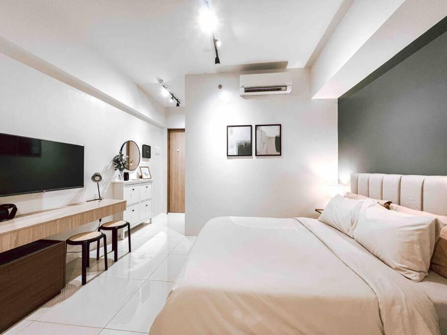 Hotel New Modern Cozy Studio in Ayala Cebu Business Park - Image 1
